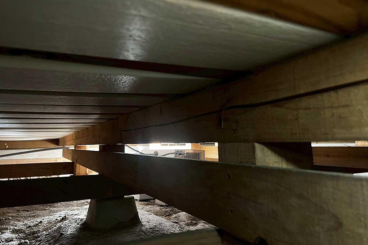 施工前の床下木部の割れ