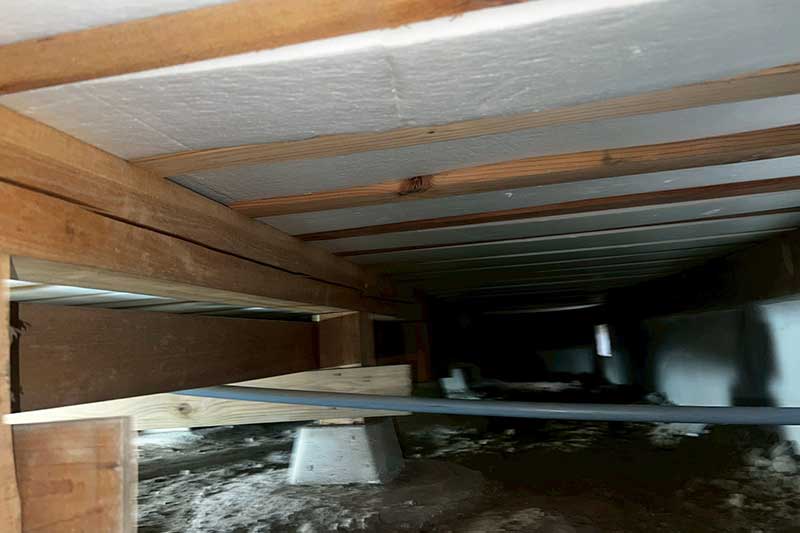 施工前の床下木部の割れ