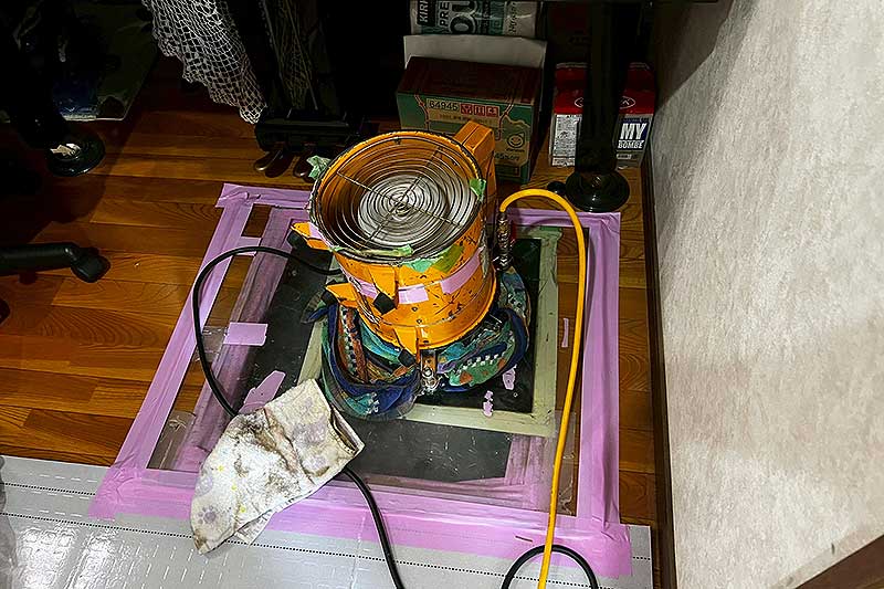 シロアリ発泡消毒施工中の床下点検口