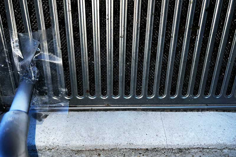 シロアリ発泡消毒施工中の風窓