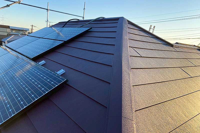 カバー工法ガルバ張り込み・太陽光脱着工事が完了した屋根