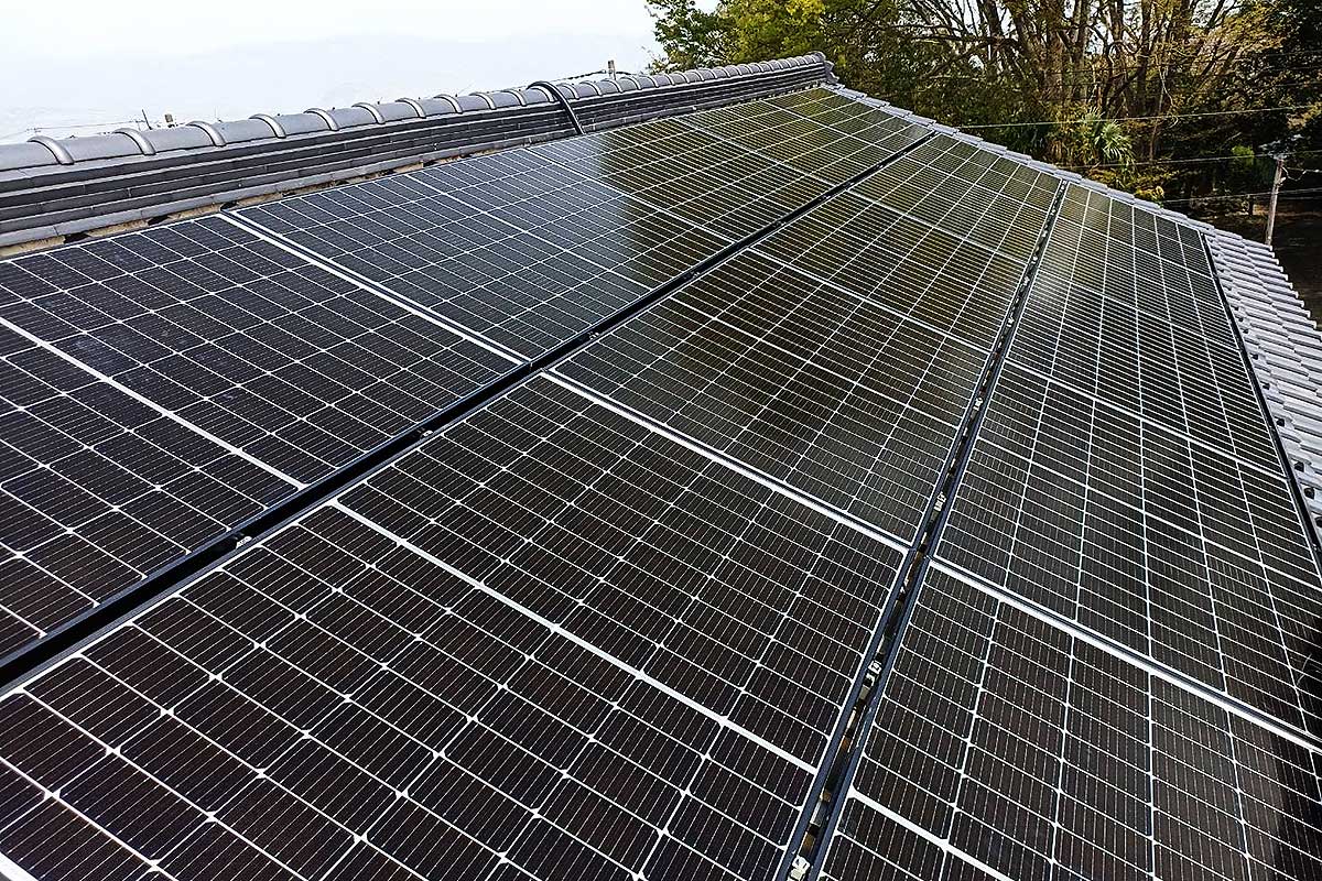 屋根全体の架台の上に設置した太陽光パネル