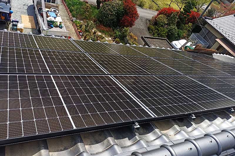 設置が完了した太陽光パネル下側全体