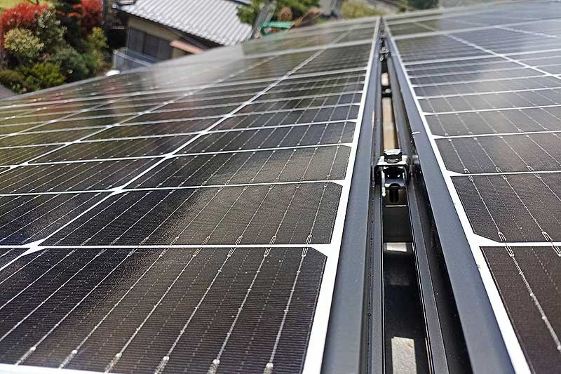 設置が完了した太陽光パネル下側