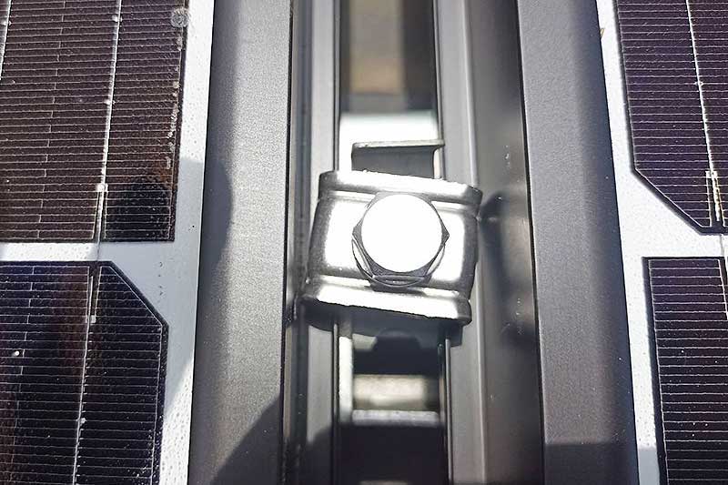 設置が完了した太陽光パネル接続金具部分