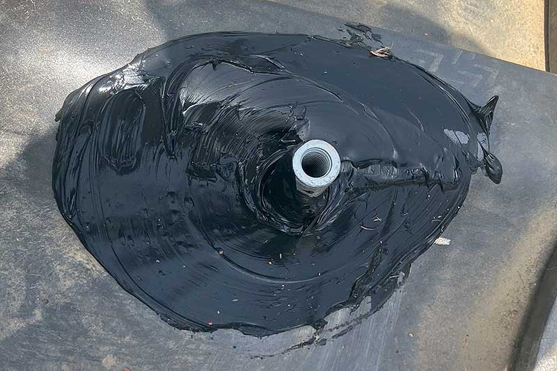 防水キャップの上からさらにコーキングを打ち込んで防水処理