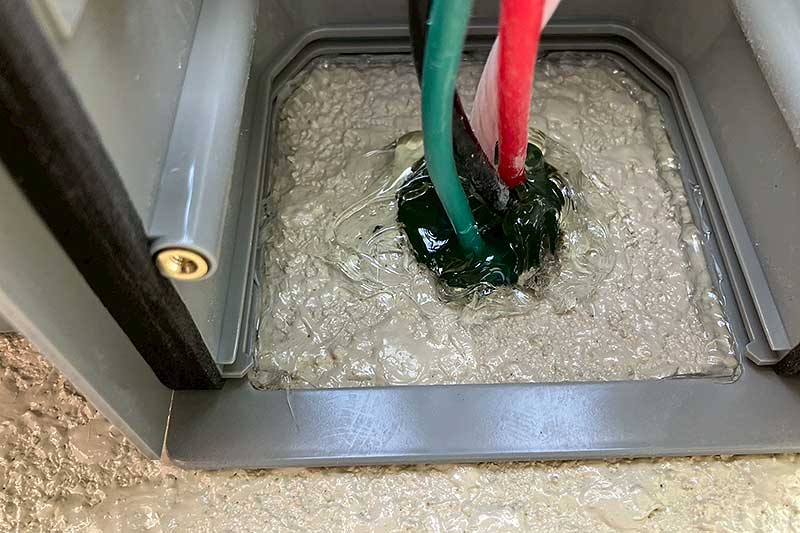 パワコンの電気配線を室内に引き込み