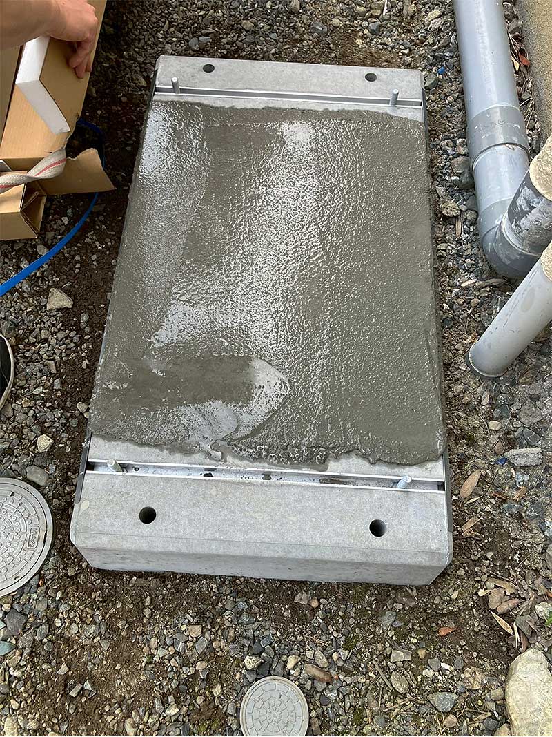 蓄電池を設置するための土台にコンクリート打設