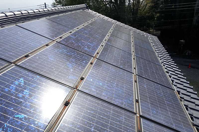 屋根に既設されている27年経過した太陽光パネル