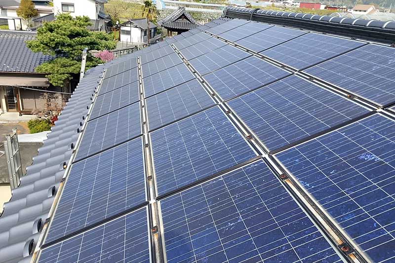 屋根に既設されている27年経過した太陽光パネル