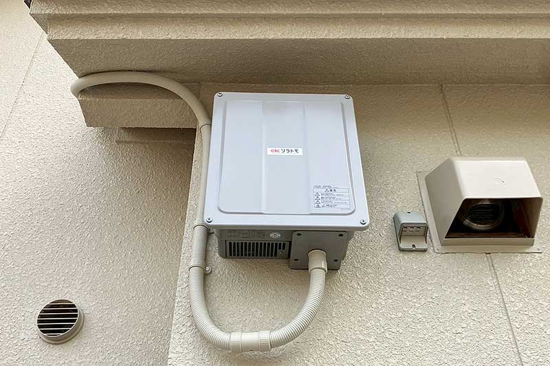 外壁に取付けたパワコンのカバーを取り付けて設置完了