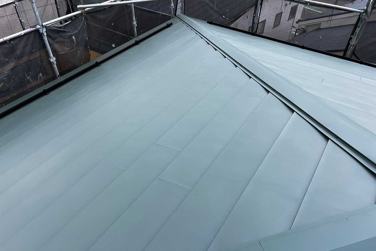 新しいガルバ材張り込み