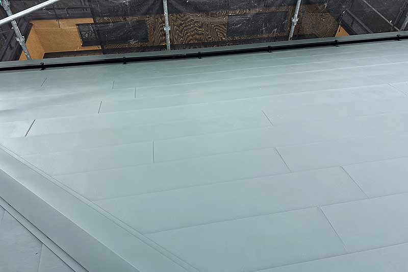 新しいガルバ材張り込み