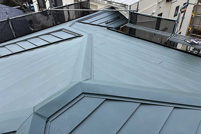 新しいガルバ材張り込み