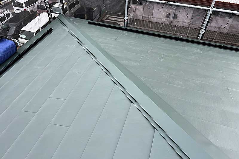 新しいガルバ材張り込み