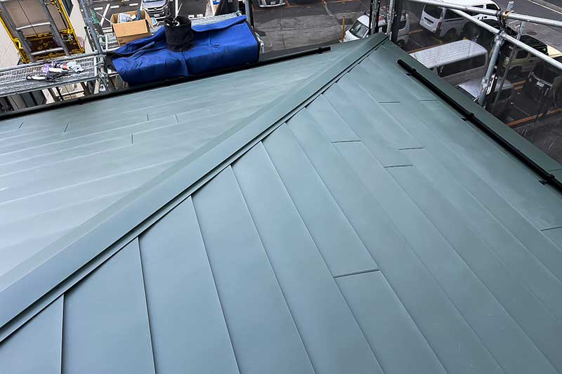 新しいガルバ材張り込み