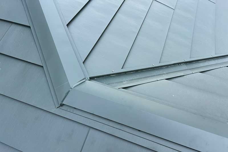 新しいガルバ材張り込み