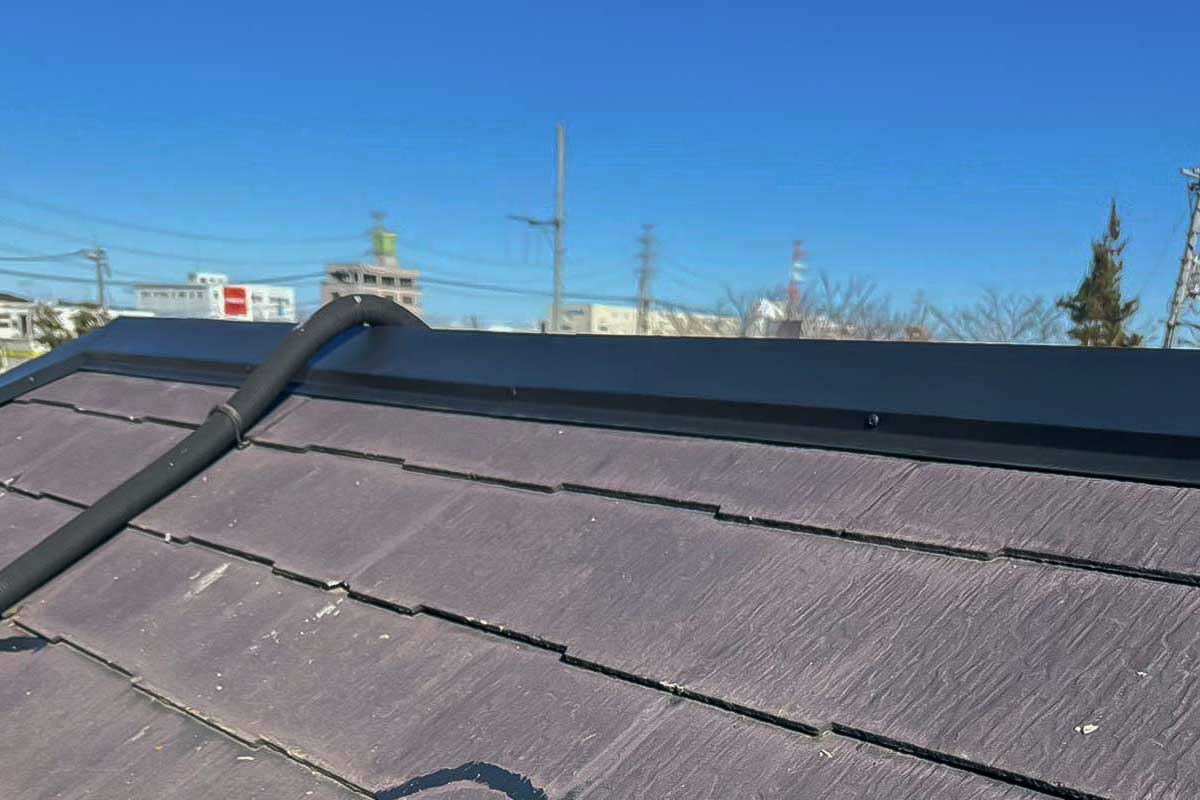 棟板金交換工事が完了した屋根の棟