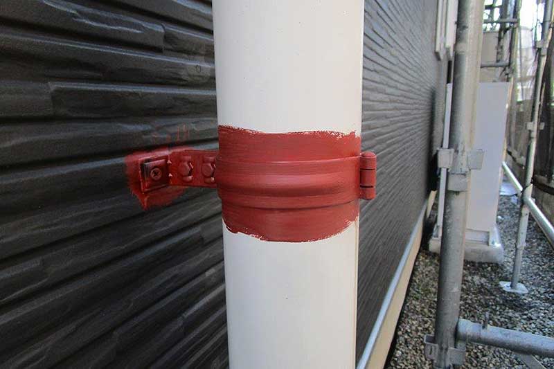 雨樋金具の錆止め塗装完了