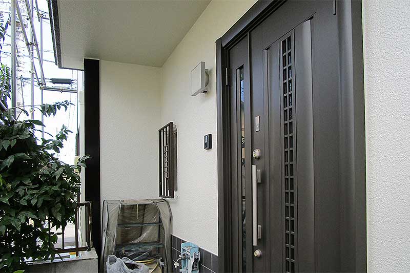 塗装後の外壁・玄関部分