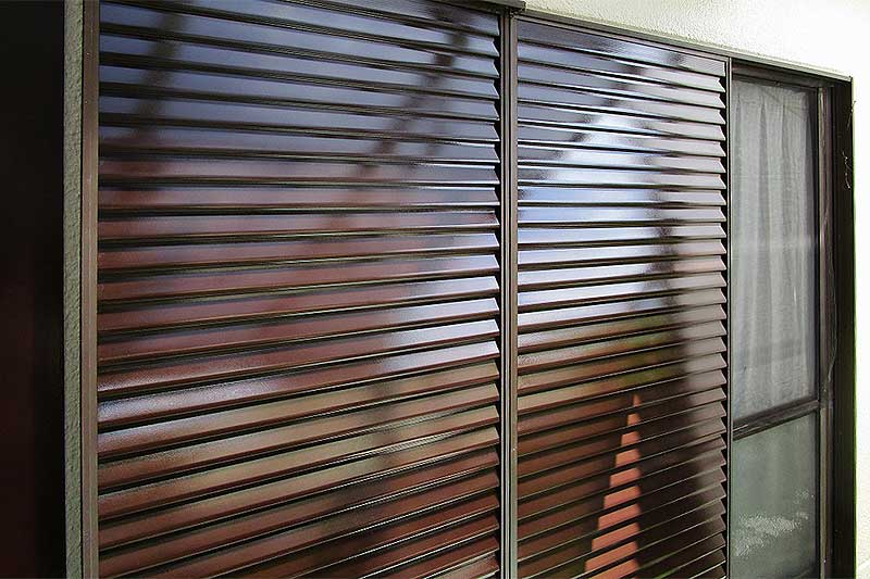 雨戸の塗装作業