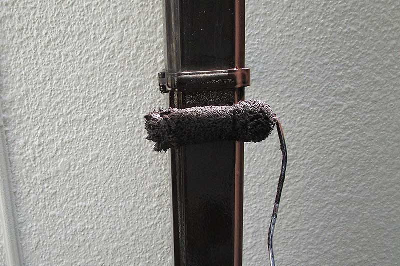 縦樋の塗装作業