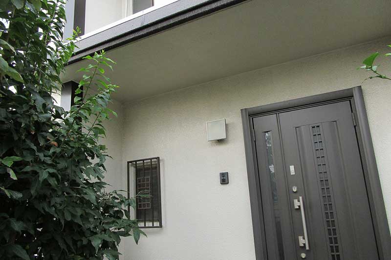 施工前の外壁・玄関部分