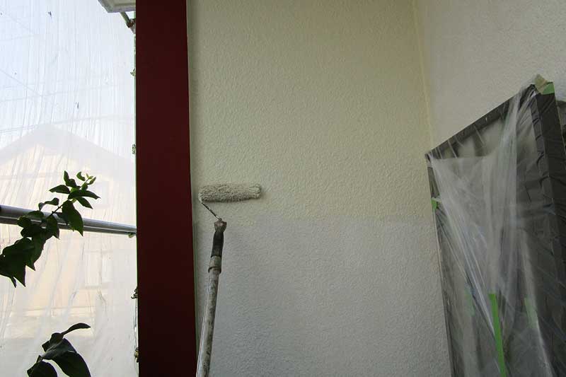 外壁の中塗り作業