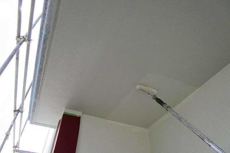 外壁の中塗り作業
