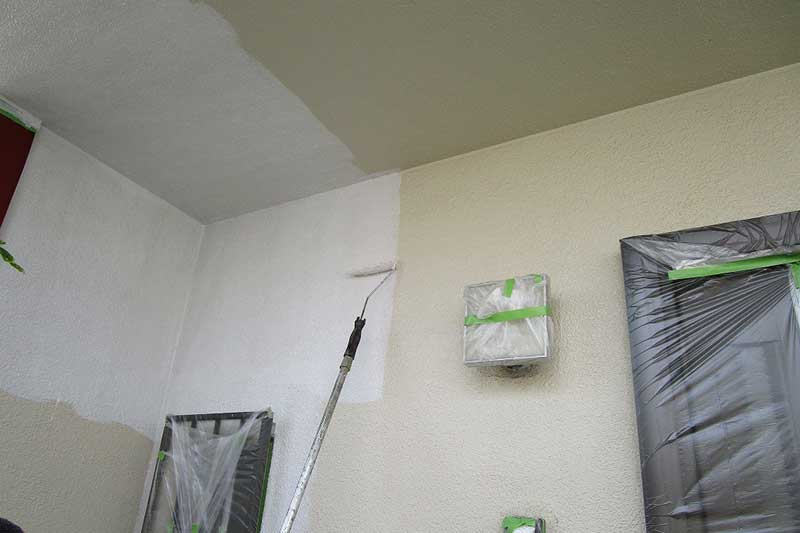 外壁の下塗り作業