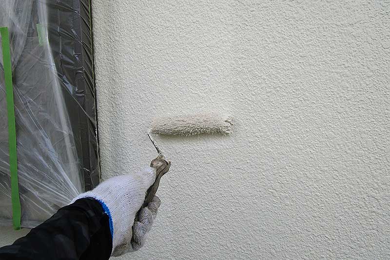 外壁の上塗り作業