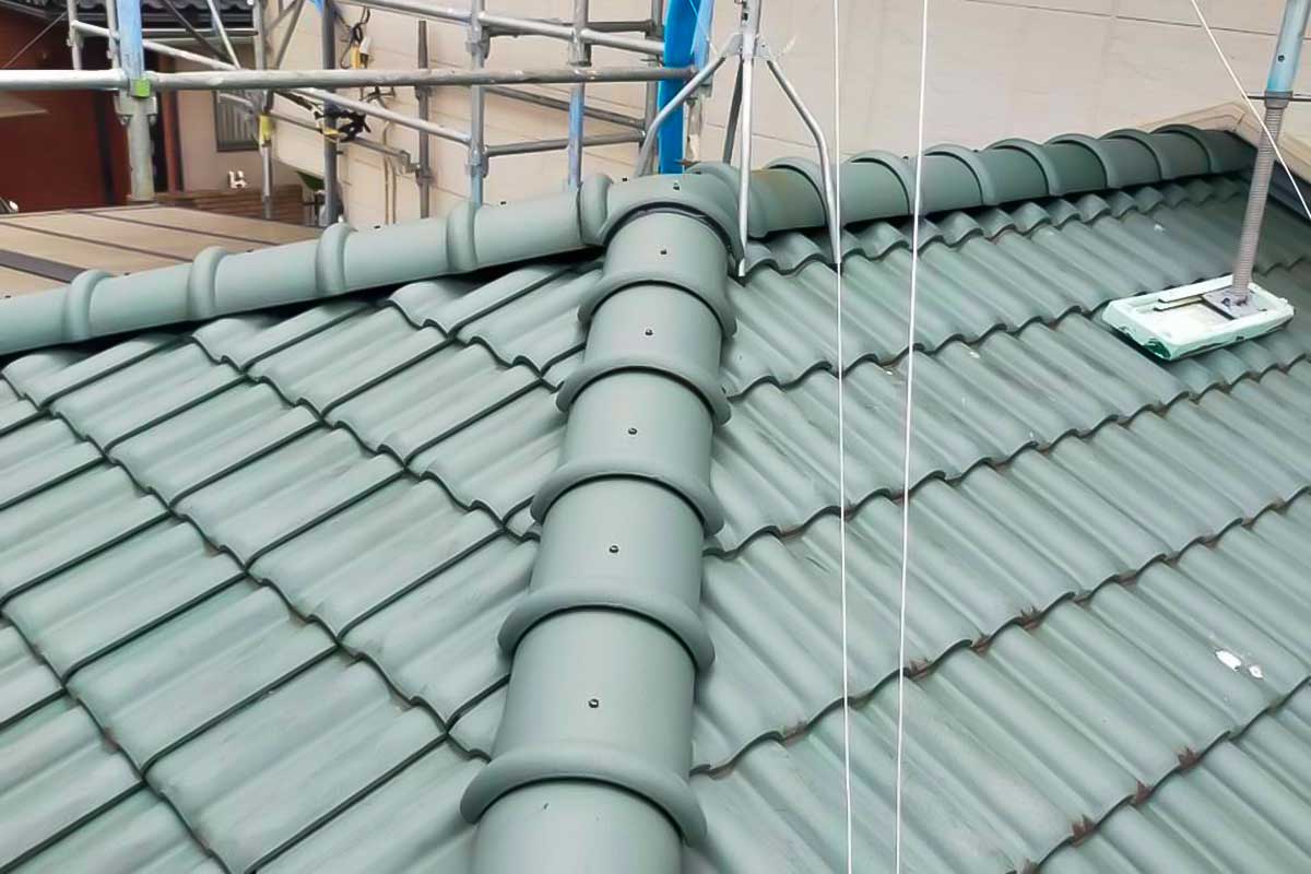 下屋に既存の棟瓦を元に戻して完了