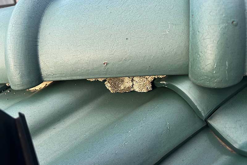 既存の棟瓦の漆喰