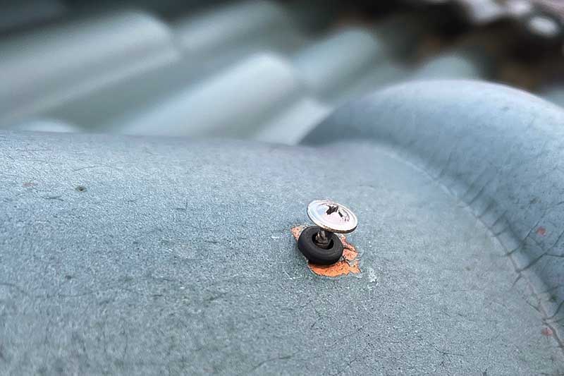 既存の棟瓦の7寸丸ビスの浮き