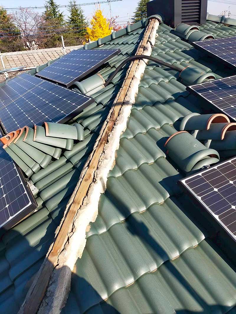 既存の棟瓦の中の漆喰と芯木