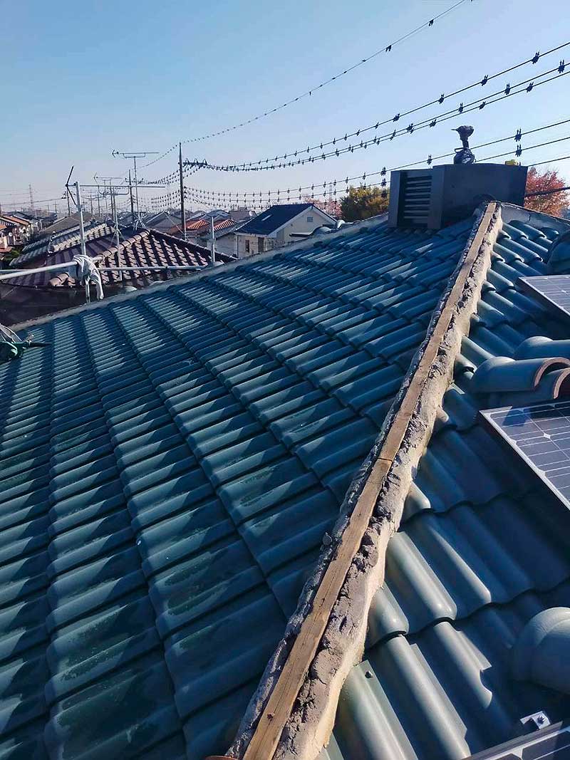 既存の棟瓦の中の漆喰と芯木