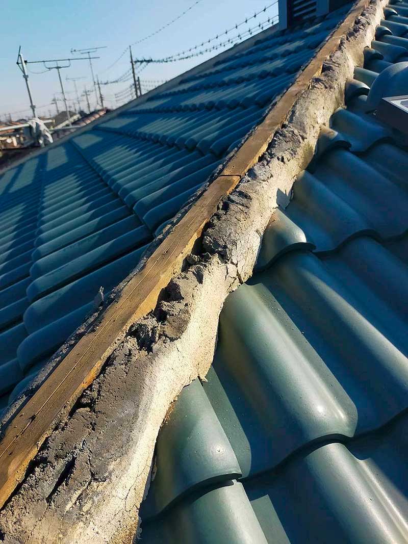 既存の棟瓦の中の漆喰と芯木