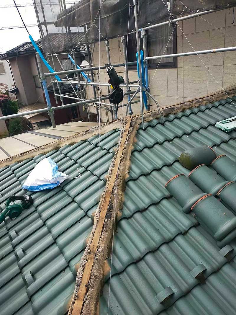 既存の下屋棟瓦の中の漆喰と芯木