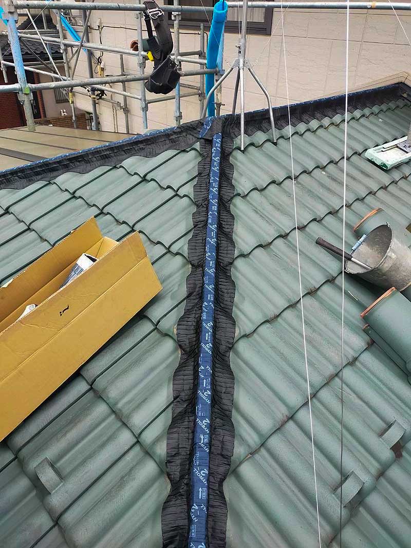 下屋にハイロール2を張り込んで密着させる