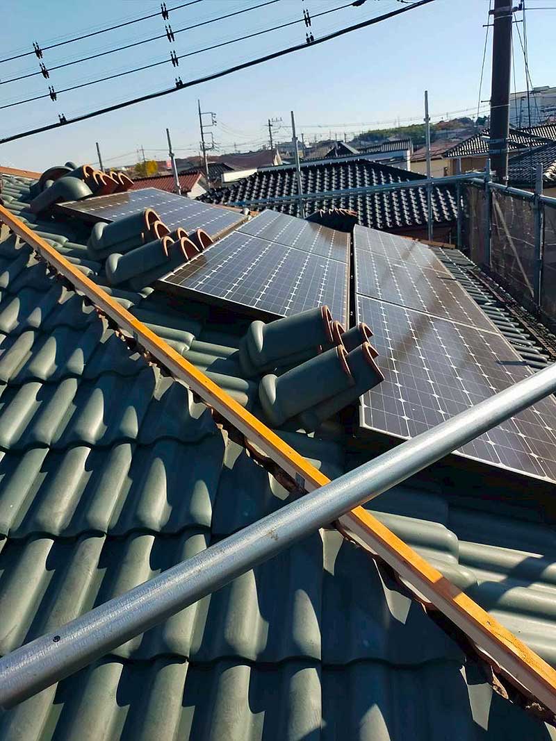 新しく棟金具に芯木をのせてビスで固定