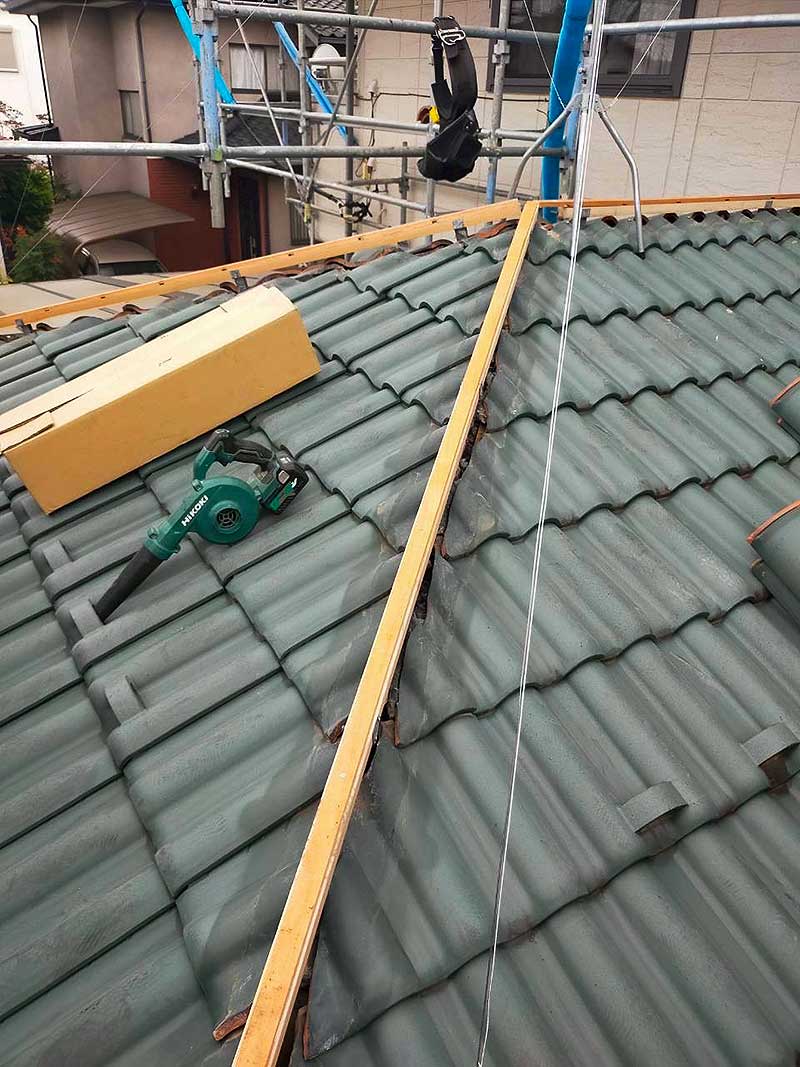 下屋に新しく棟金具に芯木をのせてビスで固定