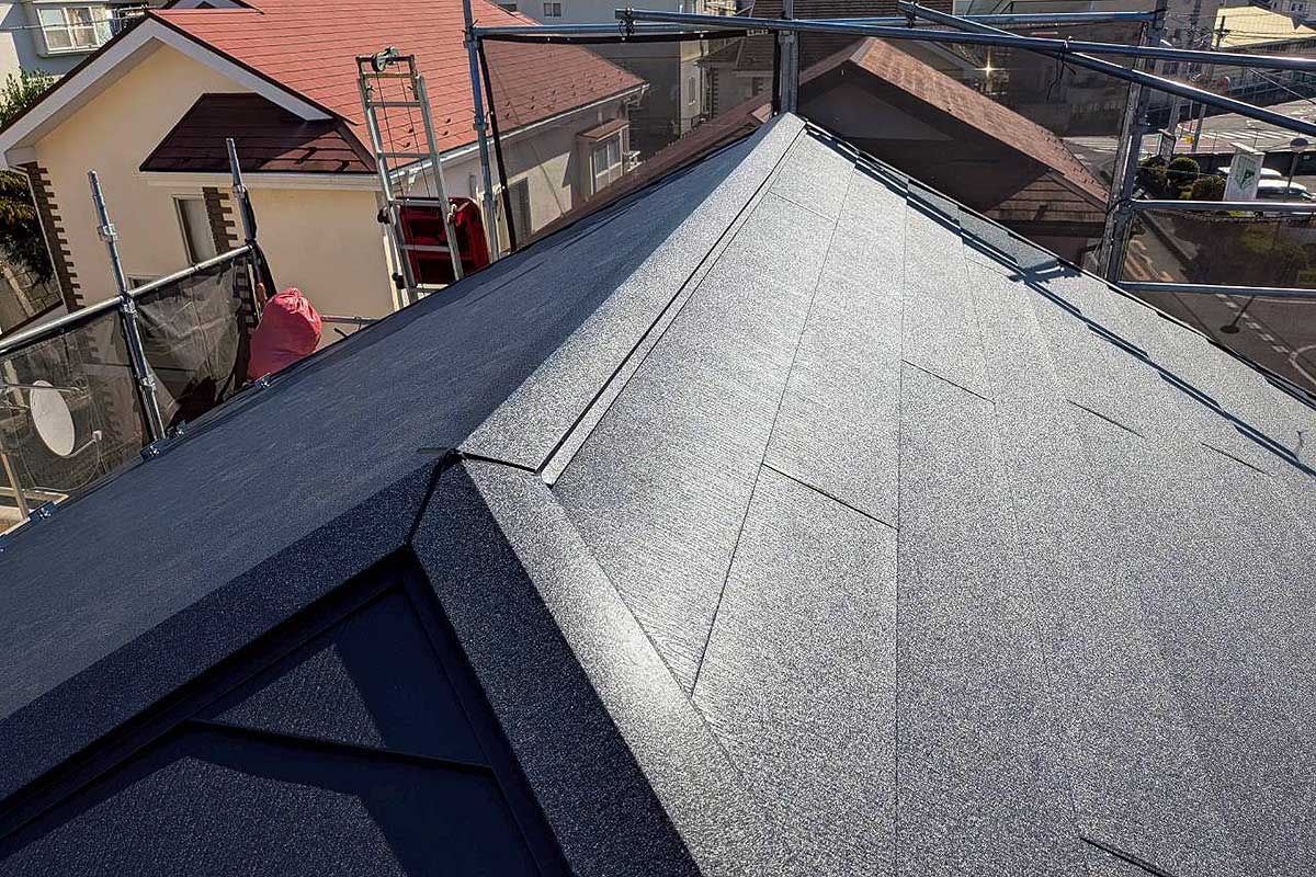 カバー工法でガルバ材張り込み完了した屋根