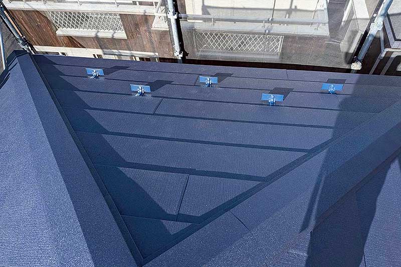 カバー工法でガルバ材張り込み完了した屋根