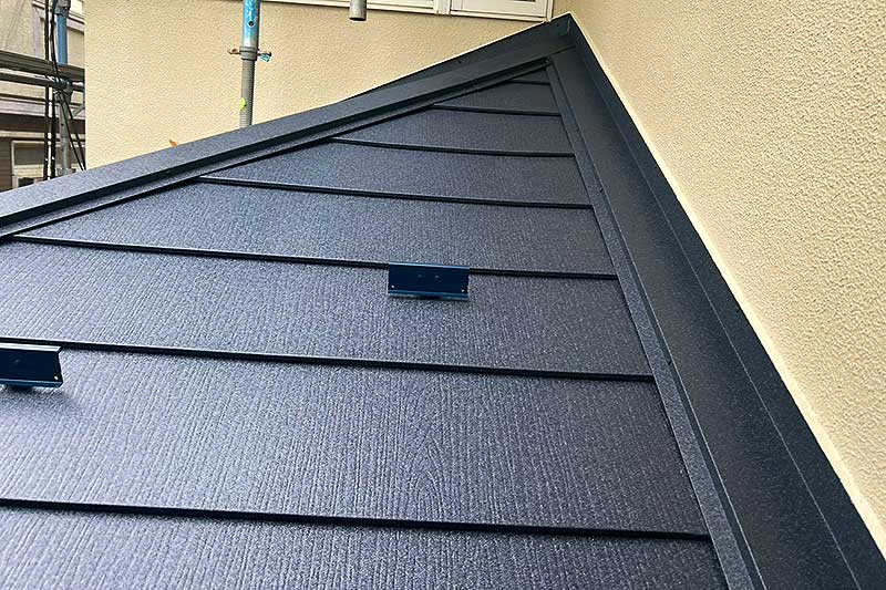 カバー工法でガルバ材張り込み完了した屋根