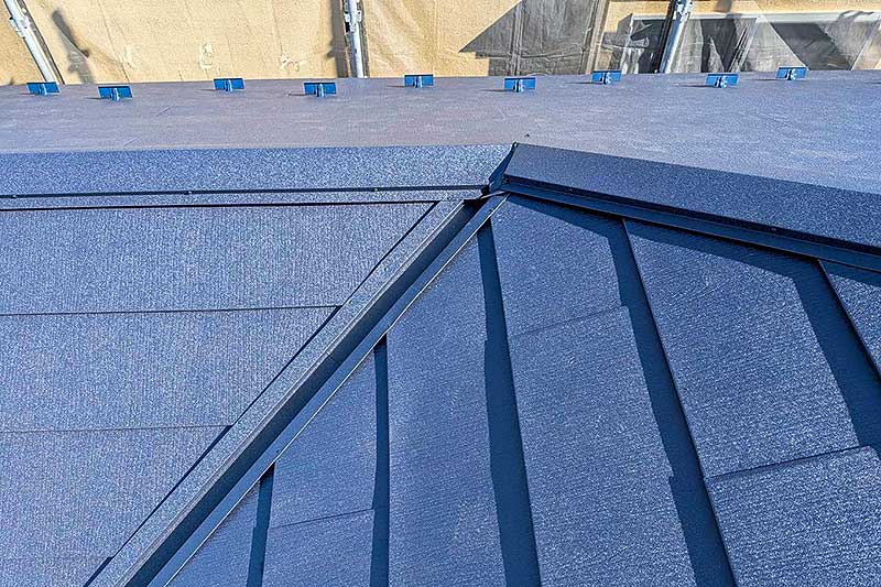 カバー工法でガルバ材張り込み完了した屋根