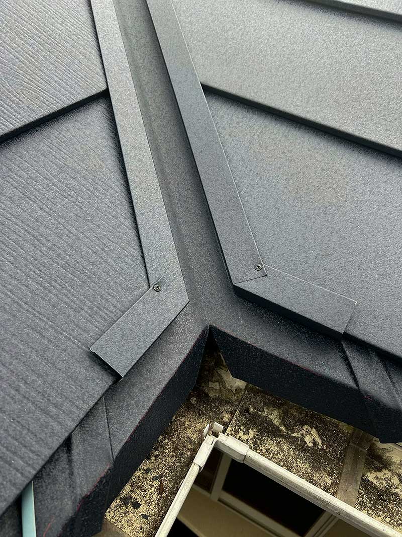 カバー工法でガルバ材張り込み完了した屋根