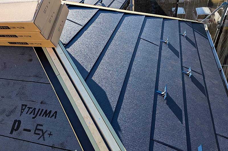 新しく貫板を取り付けてガルバ材張り込み