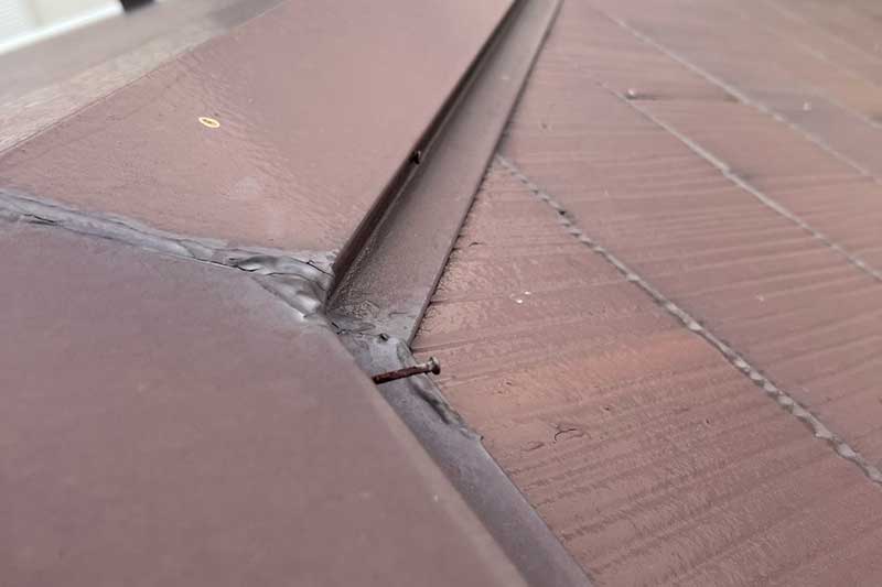 既存の棟板金の釘浮き