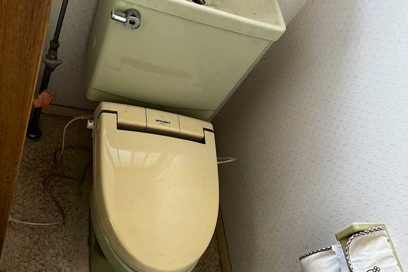 交換前のトイレ