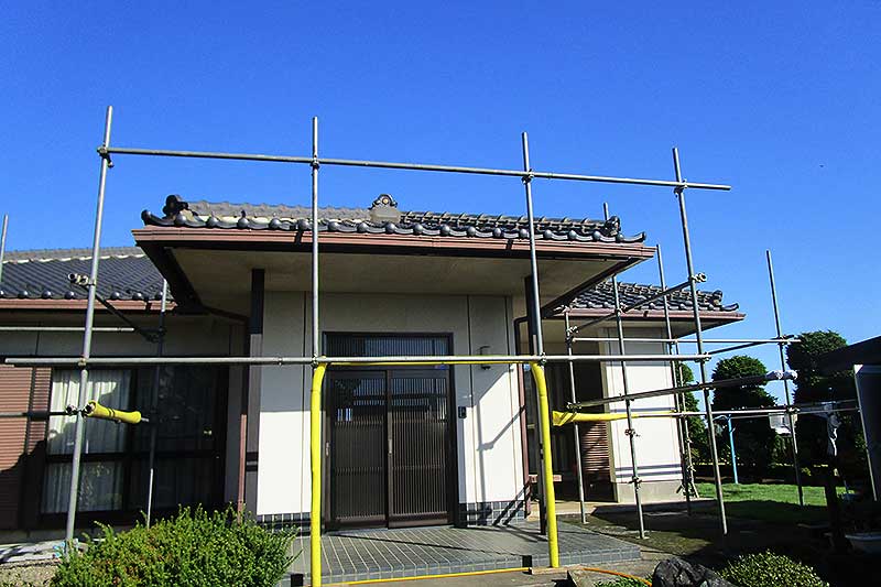 雨樋交換工事のために足場組立
